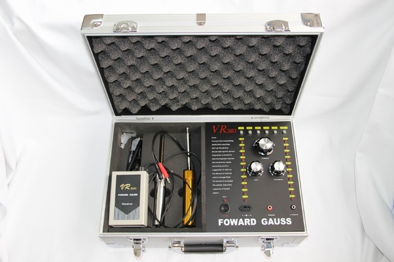 O detector de metais profundo do diamante do ouro da distância da longa distância com cabeça telefona a uma caixa cinzenta com guarnição de alumínio, um punho e dois litros
